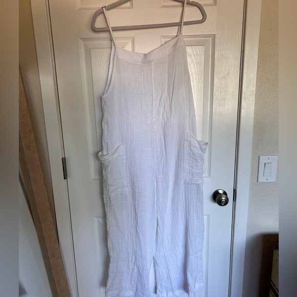 Ripcurl Bundle: romper (size L) with peach linen joggers (xl) - Picture 1 of 4